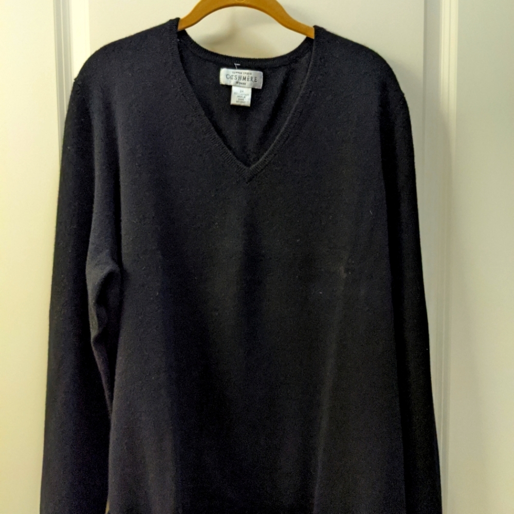Black cashmere vneck sweater 2X
